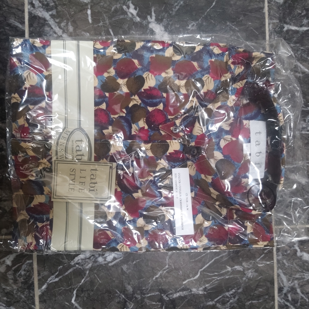 💚 2/$35 NWT Tabi short sleeve dress shirt - cranberry red leaf print